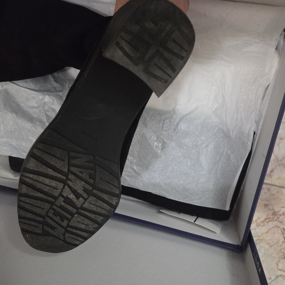 Stuart Weitzman Box - Picture 3 of 4